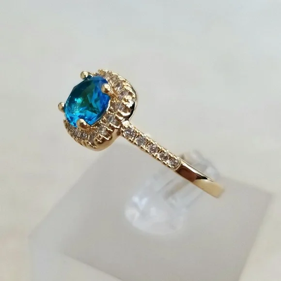 18k Topaz Ring - Picture 4 of 8